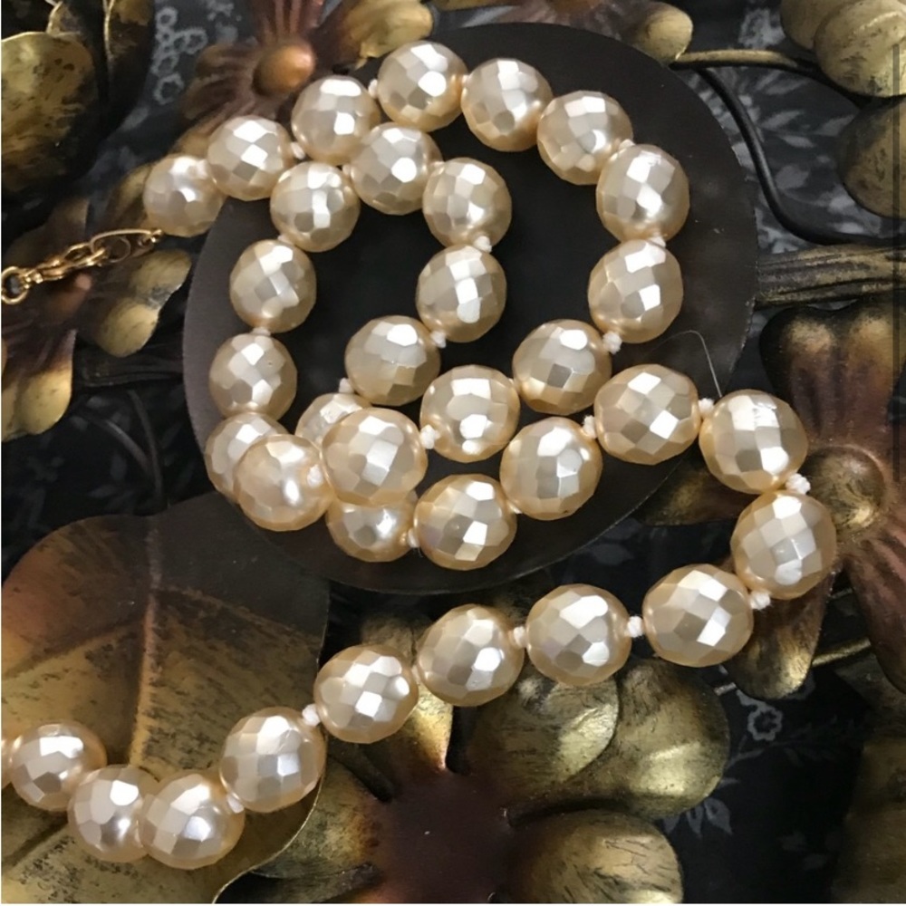 JOAN RIVERS FACETED IRIDESCENT IVORY “FAUX PEARLS” GLASS BEAD NECKLACE - Picture 6 of 10